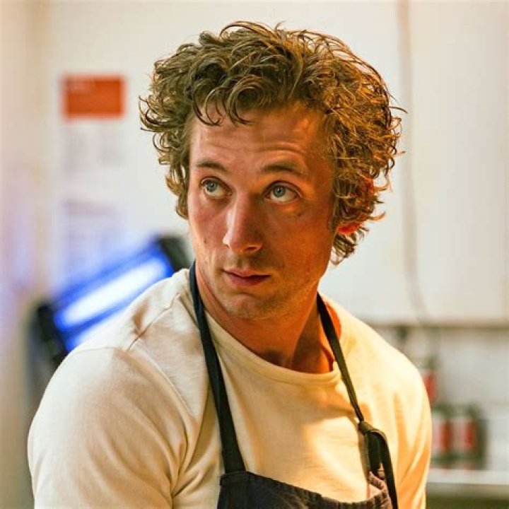 Discovering Jeremy Allen White's Height: The Intriguing Details Behind His Stature
