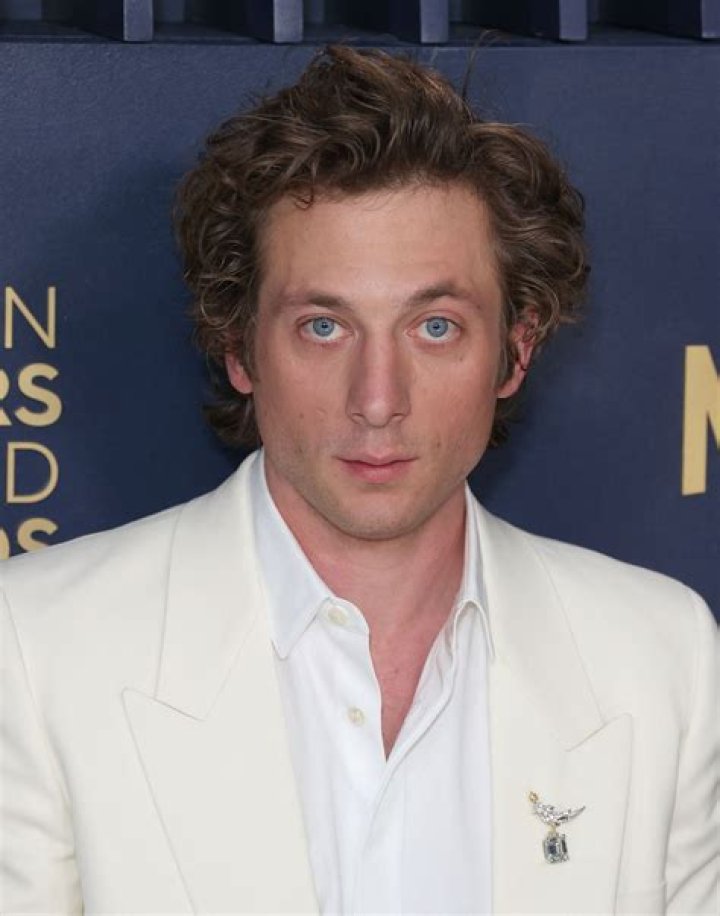 Discovering Jeremy Allen White: Weight And Height Insights