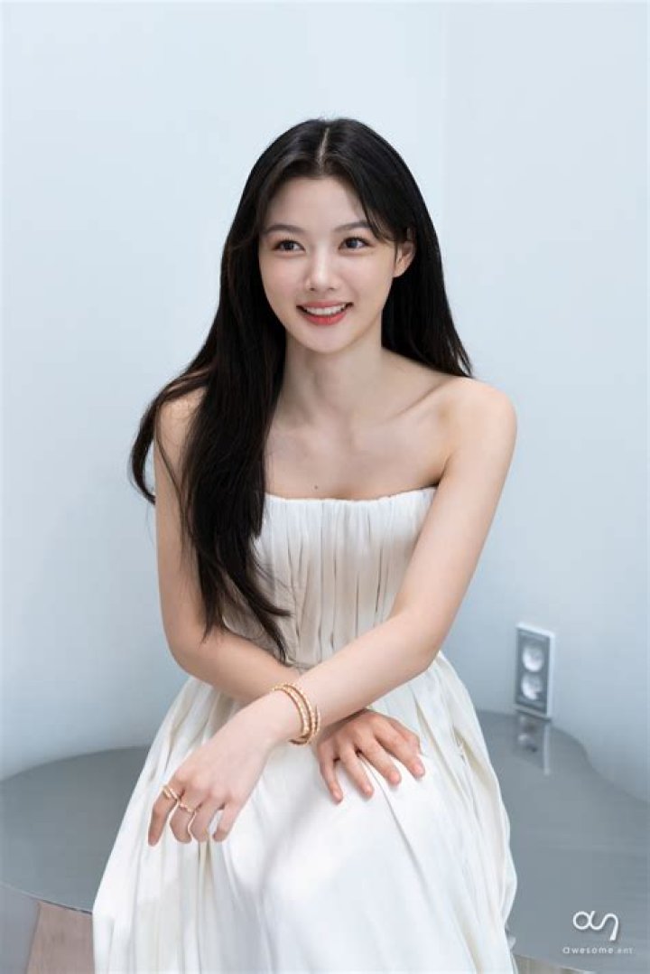 Exploring The Elegance Of Kim Yoo-jung's Feet