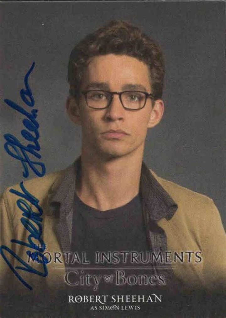Exploring The Romantic Life Of Robert Sheehan