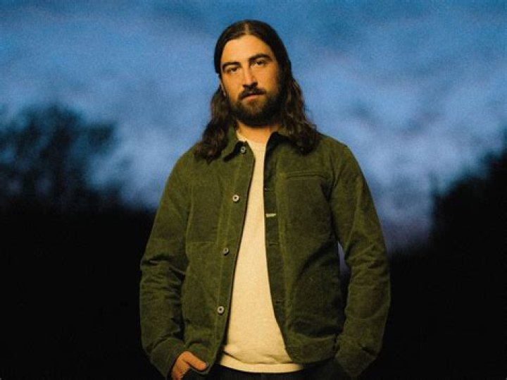 Noah Kahan's Love Life: Is He Single Or Dating?