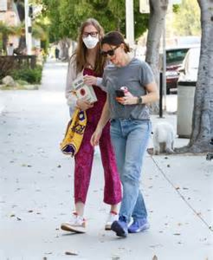 The Reason Why Violet Affleck Always Wears A Mask Unveiled